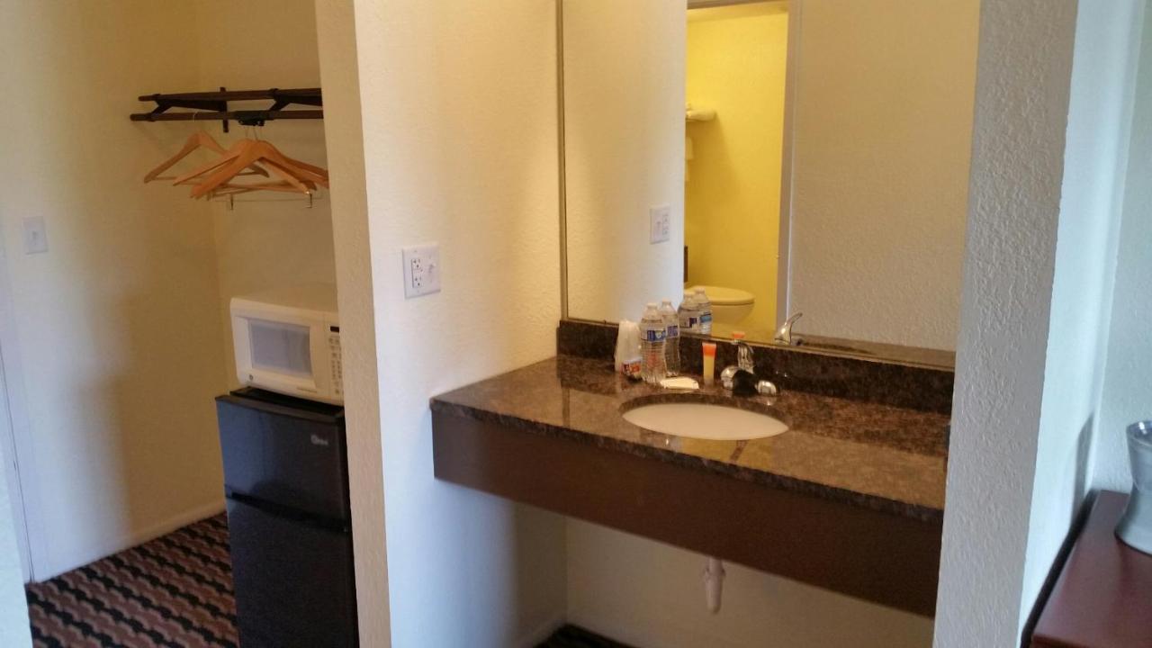 Riverwalk Inn & Suites Fort Atkinson Eksteriør bilde