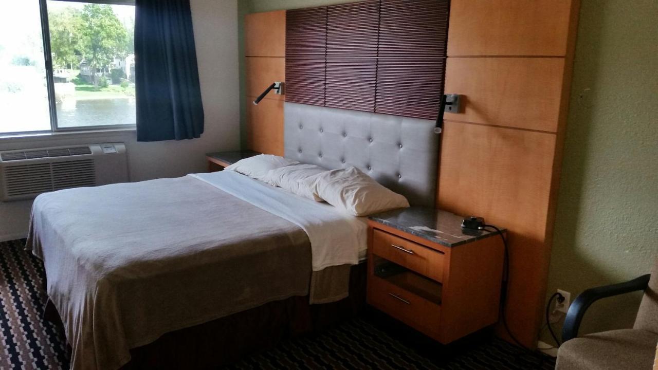 Riverwalk Inn & Suites Fort Atkinson Eksteriør bilde